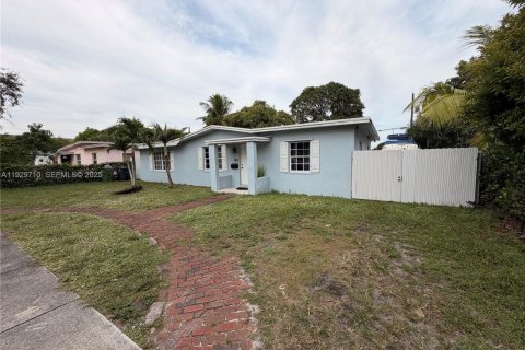 House in North Miami, Florida 3 bedrooms, 140.75 sq.m. № 1989284 - photo 2