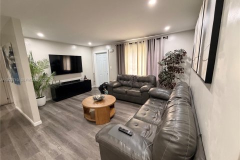 House in North Miami, Florida 3 bedrooms, 140.75 sq.m. № 1989284 - photo 6