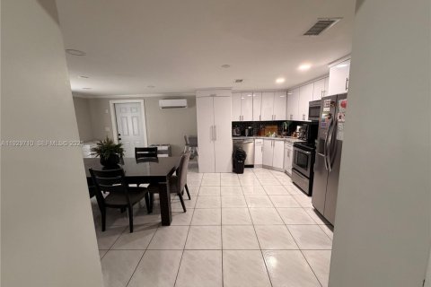 House in North Miami, Florida 3 bedrooms, 140.75 sq.m. № 1989284 - photo 10