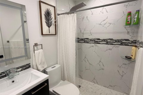 House in North Miami, Florida 3 bedrooms, 140.75 sq.m. № 1989284 - photo 23