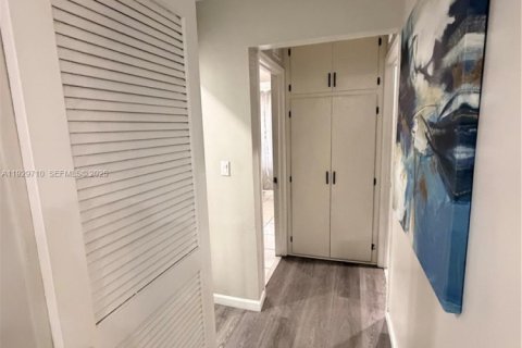 House in North Miami, Florida 3 bedrooms, 140.75 sq.m. № 1989284 - photo 22