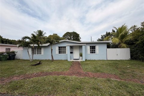 House in North Miami, Florida 3 bedrooms, 140.75 sq.m. № 1989284 - photo 1