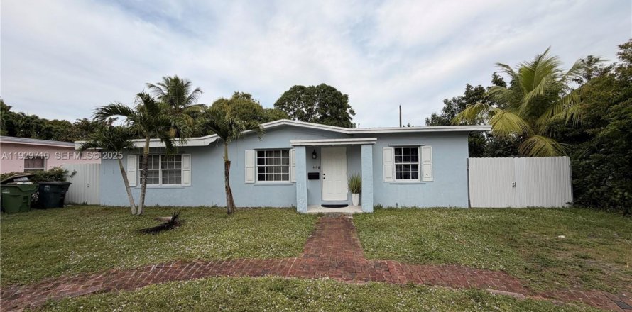 House in North Miami, Florida 3 bedrooms, 140.75 sq.m. № 1989284