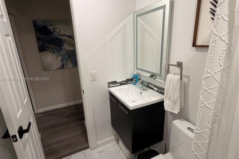 House in North Miami, Florida 3 bedrooms, 140.75 sq.m. № 1989284 - photo 24