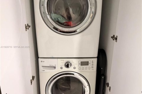 House in North Miami, Florida 3 bedrooms, 140.75 sq.m. № 1989284 - photo 15