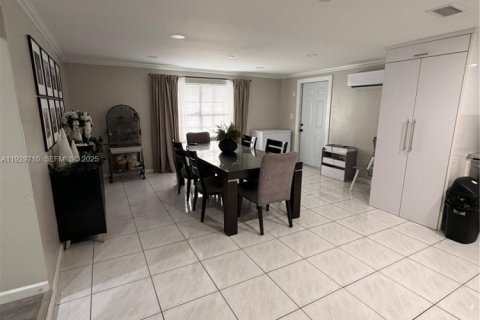 House in North Miami, Florida 3 bedrooms, 140.75 sq.m. № 1989284 - photo 13