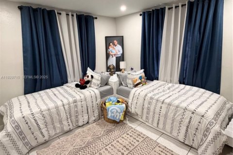 House in North Miami, Florida 3 bedrooms, 140.75 sq.m. № 1989284 - photo 25