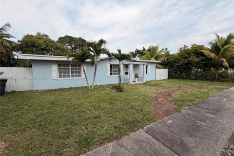 House in North Miami, Florida 3 bedrooms, 140.75 sq.m. № 1989284 - photo 3