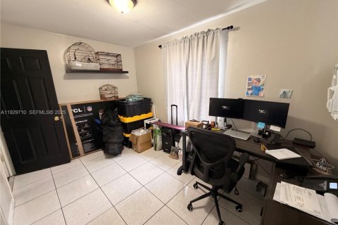 House in North Miami, Florida 3 bedrooms, 140.75 sq.m. № 1989284 - photo 28