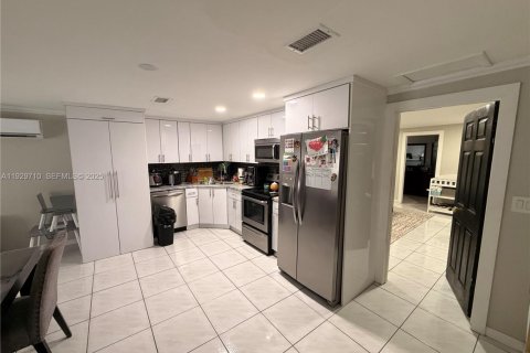House in North Miami, Florida 3 bedrooms, 140.75 sq.m. № 1989284 - photo 12