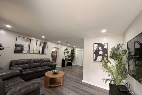 House in North Miami, Florida 3 bedrooms, 140.75 sq.m. № 1989284 - photo 5