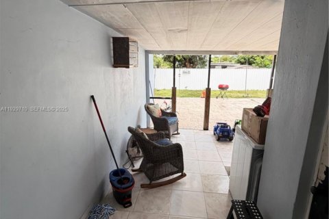 House in North Miami, Florida 3 bedrooms, 140.75 sq.m. № 1989284 - photo 30