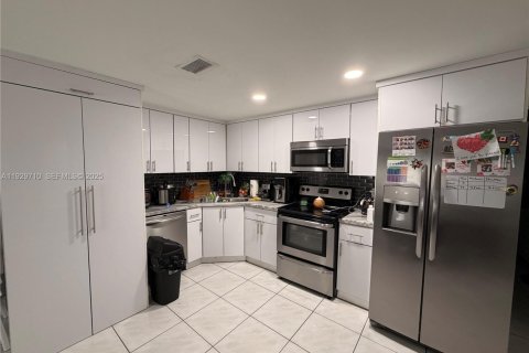 House in North Miami, Florida 3 bedrooms, 140.75 sq.m. № 1989284 - photo 14