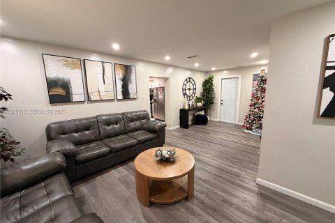 House in North Miami, Florida 3 bedrooms, 140.75 sq.m. № 1989284 - photo 9