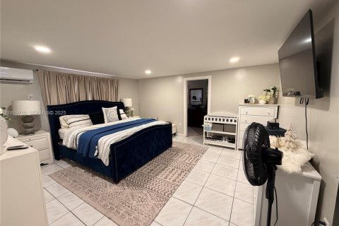 House in North Miami, Florida 3 bedrooms, 140.75 sq.m. № 1989284 - photo 16