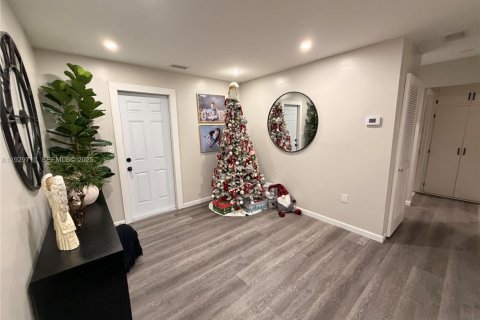 House in North Miami, Florida 3 bedrooms, 140.75 sq.m. № 1989284 - photo 7