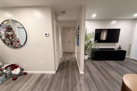 House in North Miami, Florida 3 bedrooms, 140.75 sq.m. № 1989284 - photo 8