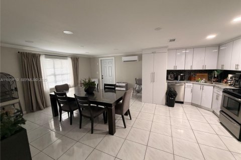 House in North Miami, Florida 3 bedrooms, 140.75 sq.m. № 1989284 - photo 11