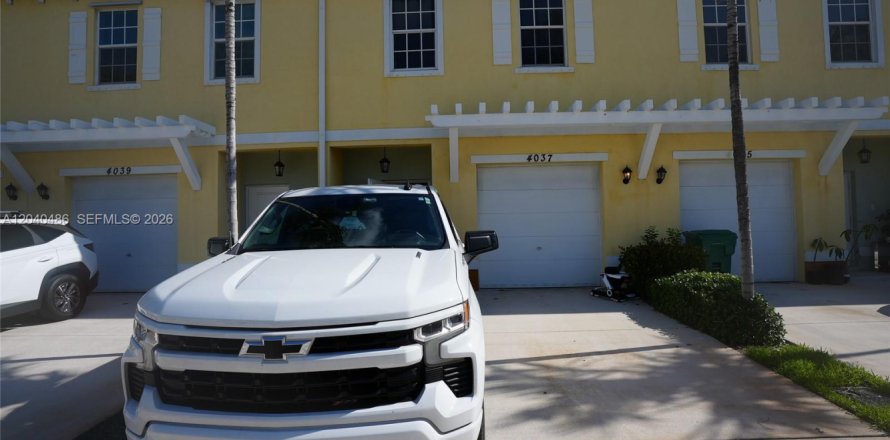 Townhouse in Lauderhill, Florida 3 bedrooms, 138.98 sq.m. № 2087175