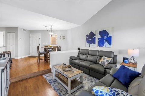 Condo in Saint Petersburg, Florida, 2 bedrooms  № 1906395 - photo 3