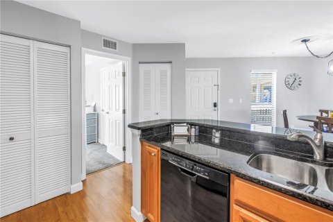 Condo in Saint Petersburg, Florida, 2 bedrooms  № 1906395 - photo 9