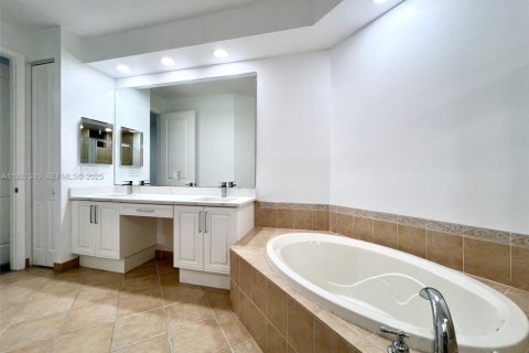 Снять в аренду кондоминиум в Санрайз, Флорида 3 спальни, 133.13м2, № 1986736 - фото 10