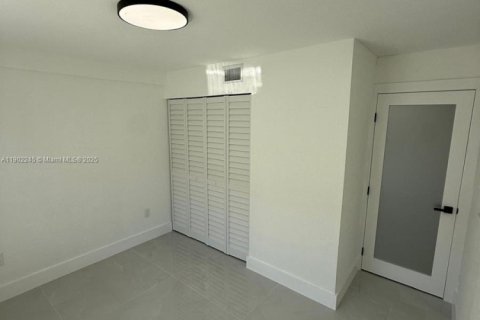 Casa en venta en Miami, Florida, 3 dormitorios, 118.17 m2 № 1953744 - foto 28