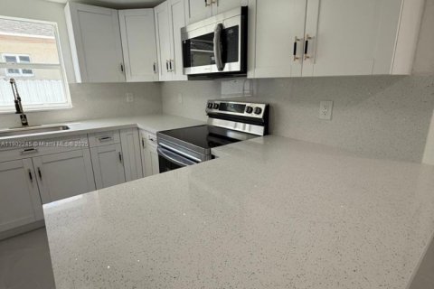 Casa en venta en Miami, Florida, 3 dormitorios, 118.17 m2 № 1953744 - foto 27