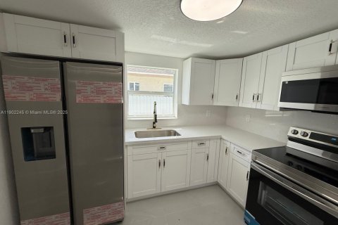 Casa en venta en Miami, Florida, 3 dormitorios, 118.17 m2 № 1953744 - foto 22