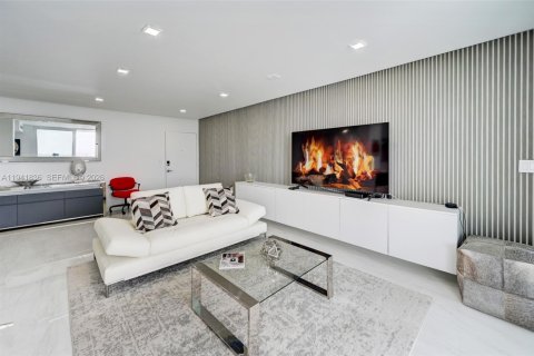 Condominio en venta en Fort Lauderdale, Florida, 1 dormitorio, 83.61 m2 № 1999741 - foto 2