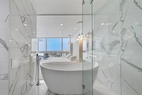 Condominio en venta en Fort Lauderdale, Florida, 1 dormitorio, 83.61 m2 № 1999741 - foto 20