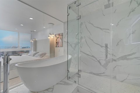 Condominio en venta en Fort Lauderdale, Florida, 1 dormitorio, 83.61 m2 № 1999741 - foto 19