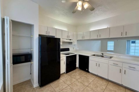 Condo in Tampa, Florida, 2 bedrooms № 2197210 - photo 10