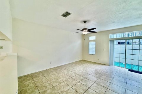 Condo in Tampa, Florida, 2 bedrooms № 2197210 - photo 12