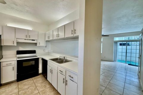 Condo in Tampa, Florida, 2 bedrooms № 2197210 - photo 6