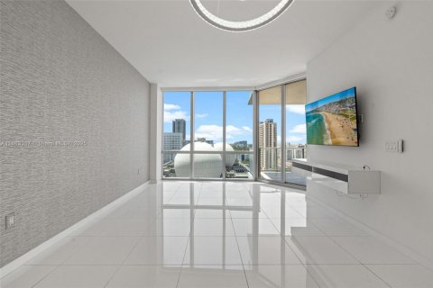Condo in Miami, Florida, 2 bedrooms  № 1890403 - photo 12
