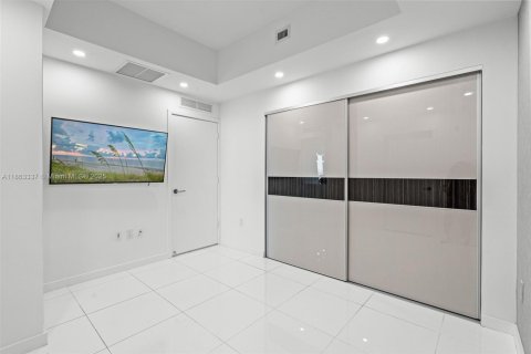 Condo in Miami, Florida, 2 bedrooms  № 1890403 - photo 17