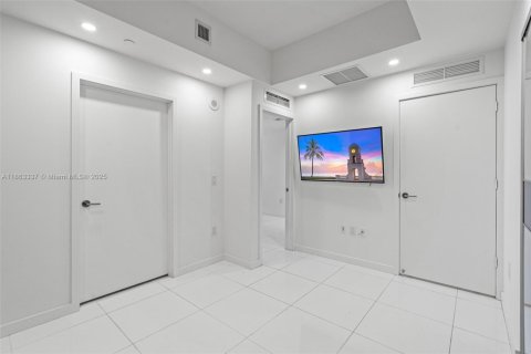Condo in Miami, Florida, 2 bedrooms  № 1890403 - photo 18