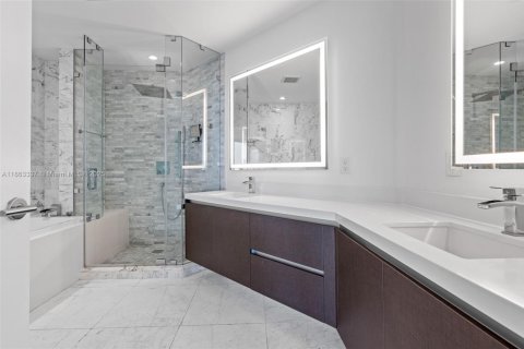 Condo in Miami, Florida, 2 bedrooms  № 1890403 - photo 25