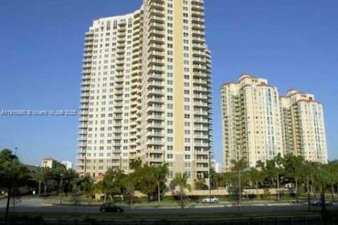 Condominio en venta en Aventura, Florida, 1 dormitorio, 79.9 m2 № 2016291 - foto 3