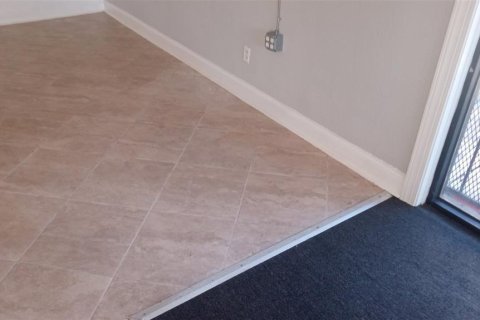 Propiedad comercial en alquiler en Tampa, Florida, 295.71 m2 № 1912927 - foto 8