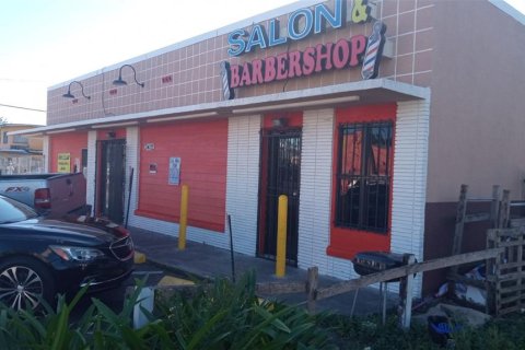 Propiedad comercial en alquiler en Tampa, Florida, 295.71 m2 № 1912927 - foto 1