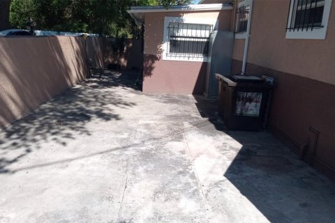 Propiedad comercial en alquiler en Tampa, Florida, 295.71 m2 № 1912927 - foto 6