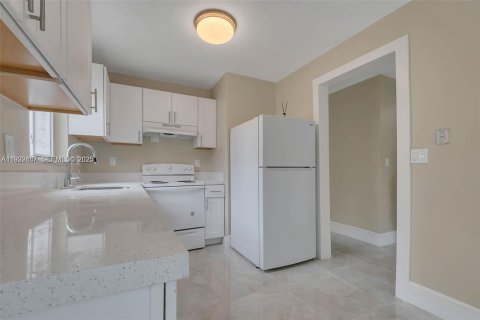 Снять в аренду виллу или дом в Катлер-Бей, Флорида 3 спальни, 211.07м2, № 1990875 - фото 15