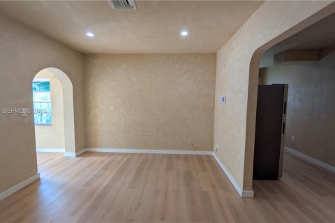 Casa en alquiler en Miami, Florida, 2 dormitorios, 189.71 m2 № 1987880 - foto 10