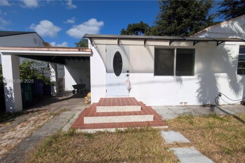Casa en alquiler en Miami, Florida, 2 dormitorios, 189.71 m2 № 1987880 - foto 2