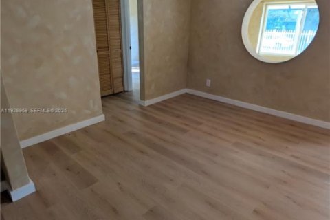 Casa en alquiler en Miami, Florida, 2 dormitorios, 189.71 m2 № 1987880 - foto 7