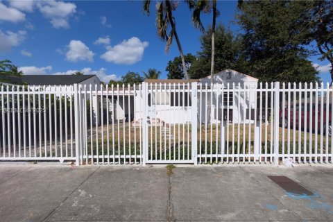 Casa en alquiler en Miami, Florida, 2 dormitorios, 189.71 m2 № 1987880 - foto 1
