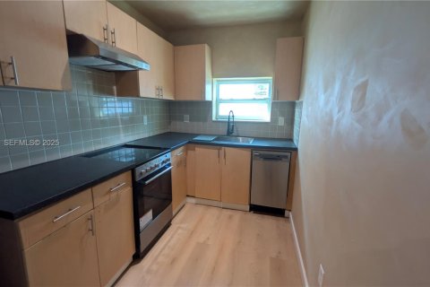 Casa en alquiler en Miami, Florida, 2 dormitorios, 189.71 m2 № 1987880 - foto 25