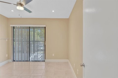 Condo in Tamarac, Florida, 2 bedrooms  № 2020707 - photo 21